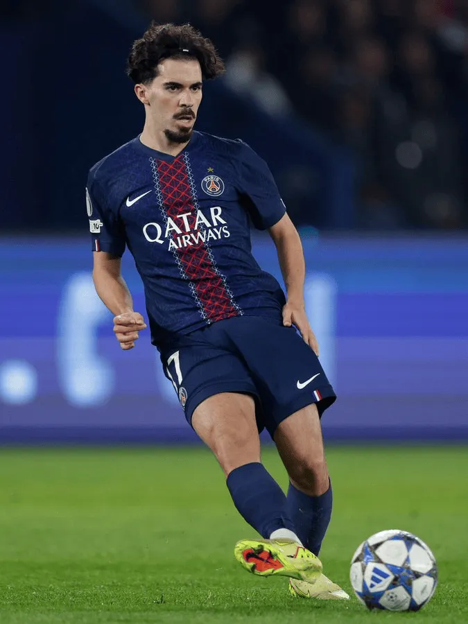 九游app下载最新版本-中场枢纽！维蒂尼亚是本赛季欧冠传球、触球最多的球员